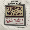 Regata Miami Heat Dwyane Wade branca 2005/06 - Hardwood Classics Swingman