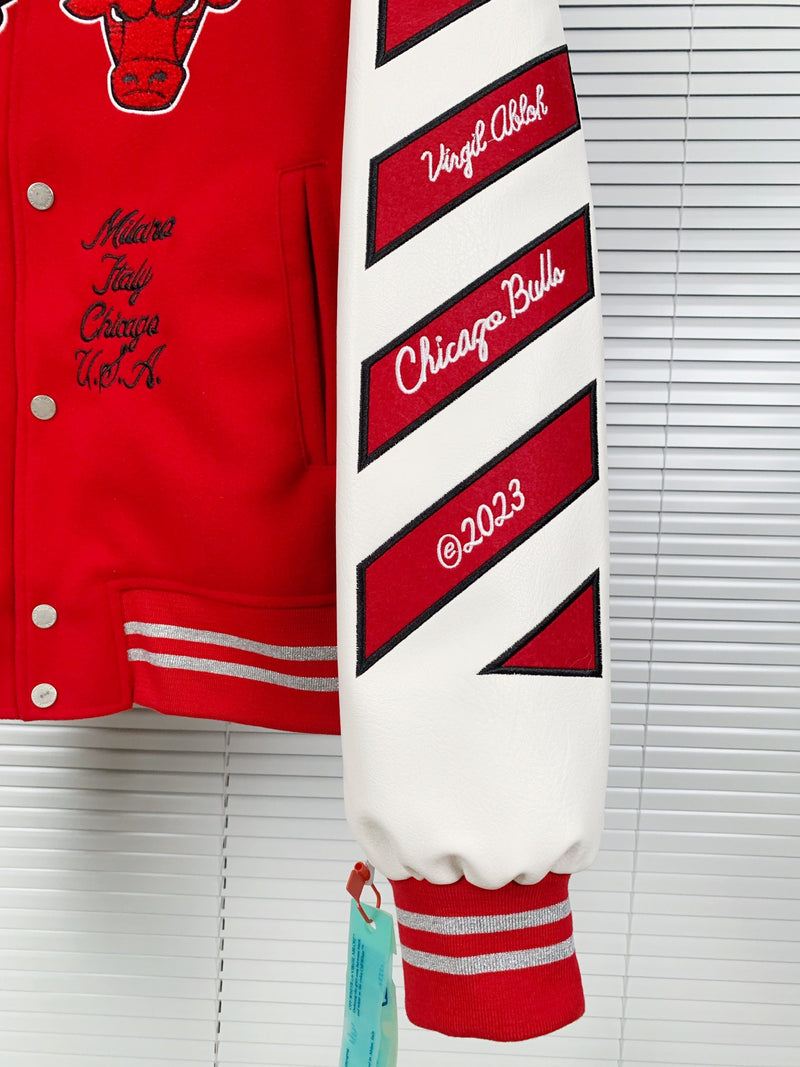 Jaqueta Off-White c/o Chicago Bulls Varsity Patchwork