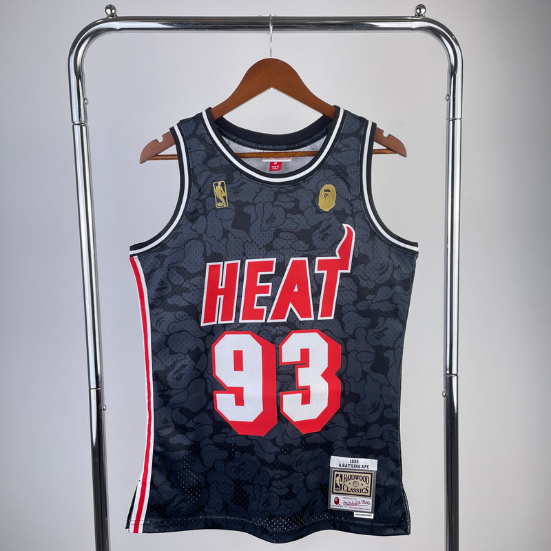 Regatas BAPE x Mitchell & Ness Miami Heat Preto e Vermelha ABC Basketball Swingman 1993 - Hardwood Classics