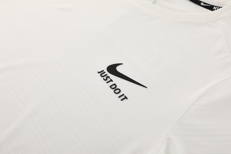 Camisa Esportiva Nike Dri-FIT - Feminina