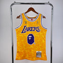 Regata BAPE x Mitchell & Ness Lakers Amarelo ABC Basketball Swingman 1996/97 - Hardwood Classics