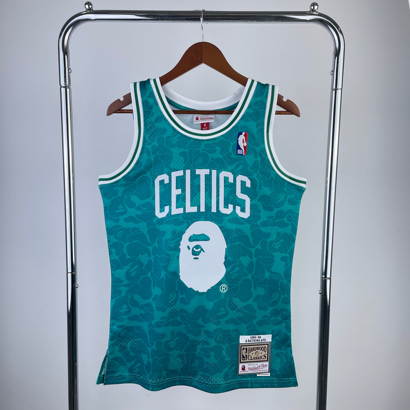 Regata BAPE x Mitchell & Ness Boston Celtics Verde ABC Basketball Swingman 1985/86 - Hardwood Classics