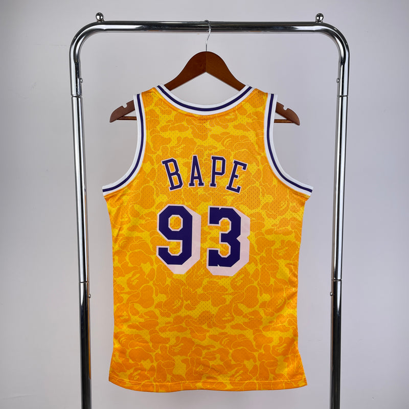 Regata BAPE x Mitchell & Ness Lakers Amarelo ABC Basketball Swingman 1996/97 - Hardwood Classics